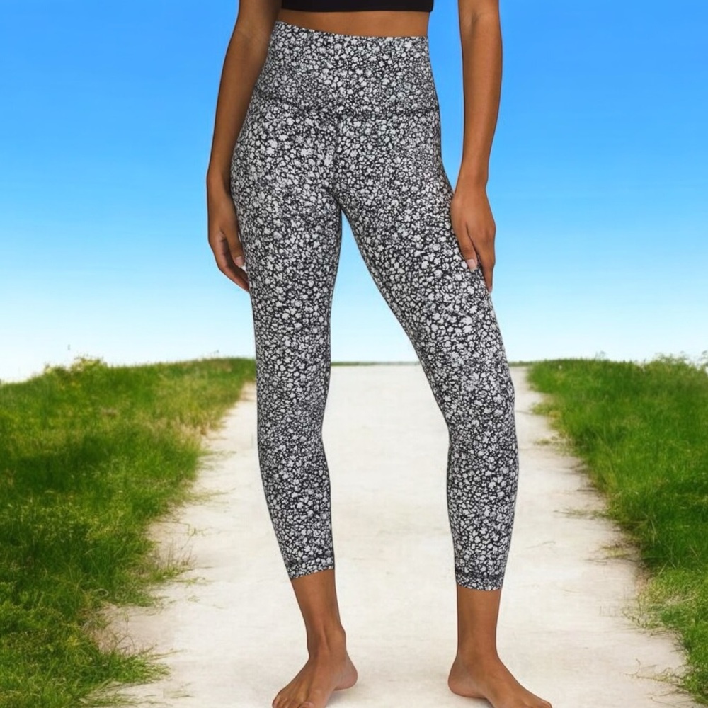 Lululemon Align High-Rise Pant 25" in Venture Floral Alpine White Black Sz 10